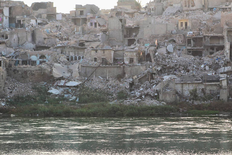 Prédios destruídos da Cidade Velha de Mossul, um dos bastiões do Estado Islâmico, vistos da outra margem do rio Tigre, que corta a cidade iraquiana