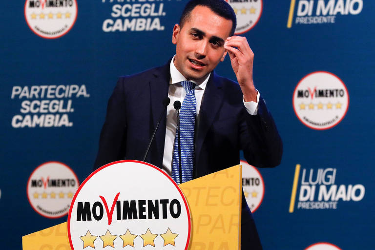 Em um púlpito com o símbolo do partido, o líder do Movimento Cinco Estrelas, Luigi Di Maio, discursa em um dos comícios do partido em Caserta