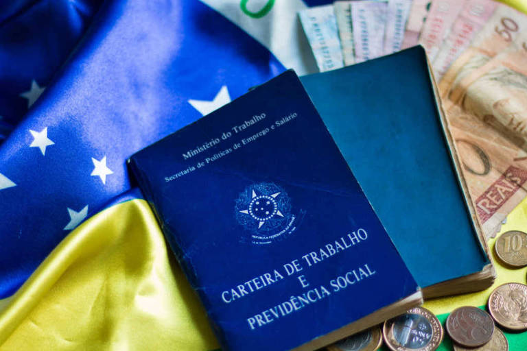 Bandeira do Brasil, com notas e carteira de trabalho