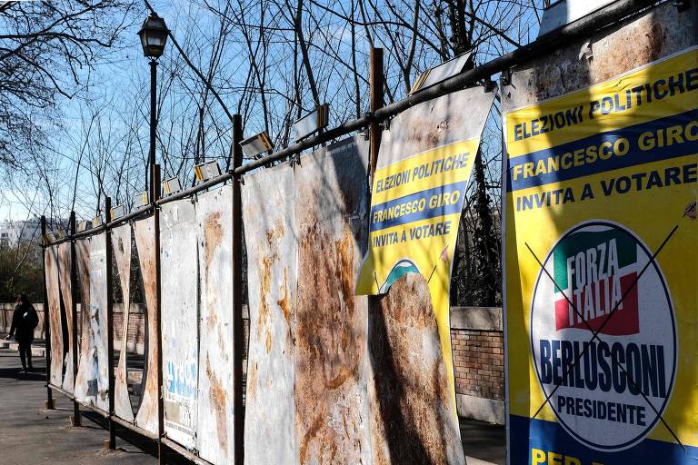 Cartazes de partidos políticos rasgados ou pichados em Roma
