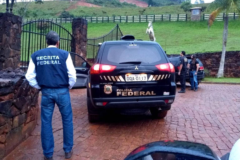 Carro da Polícia Federal em cumprimento de mandado em fazenda em Lamim (MG) na Operação Descarte