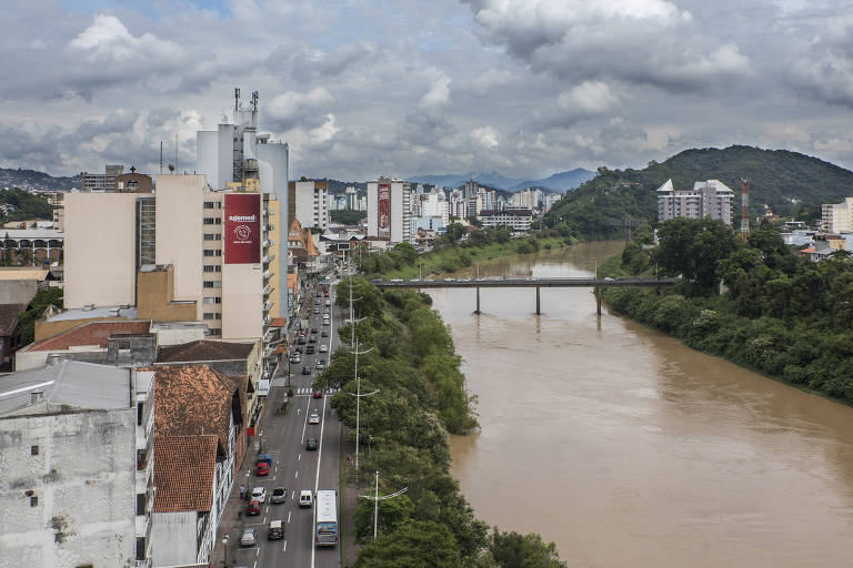 Rio Itajaí, que passa pelo centro de Blumenau (SC)