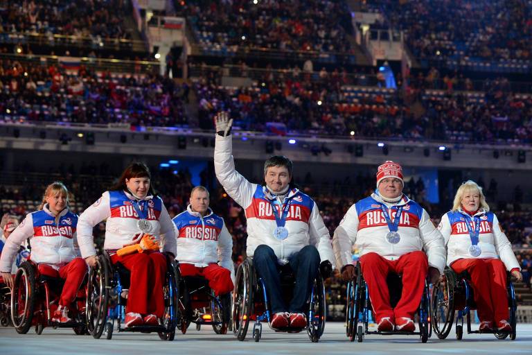 Paratletas russos participam da cerimônia de encerramento da Olimpíada de Inverno de Sochi, em 2014