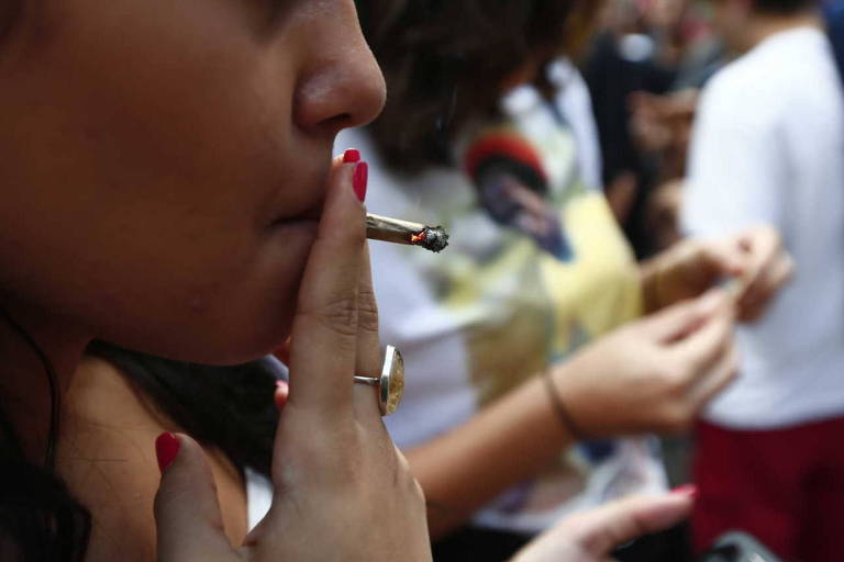 Jovens fumam maconha durante marcha a favor da liberação da droga no centro de São Paulo