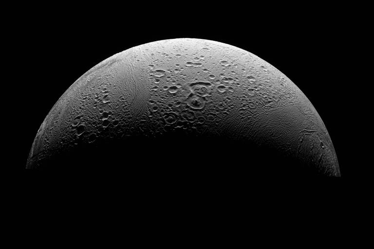 Imagem da sonda Cassini mostra crateras no norte de Encélado, uma das luas de Saturno