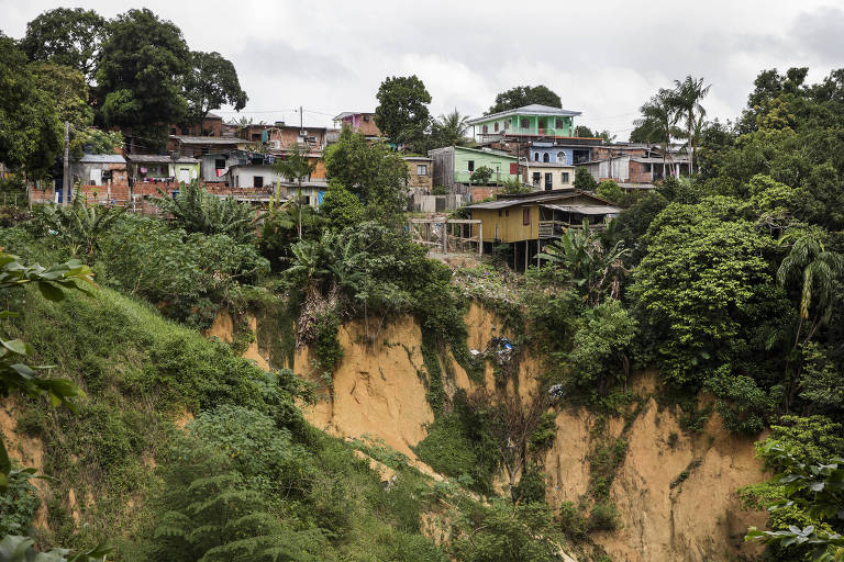 Casas próximas a borda de buraco causado por erosão no bairro Gilberto Mestrinho, em Manaus