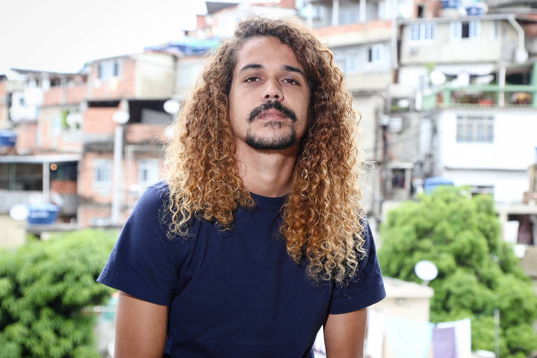 Escritor Geovani Martins, na favela do Vidigal, no Rio de Janeiro, onde mora