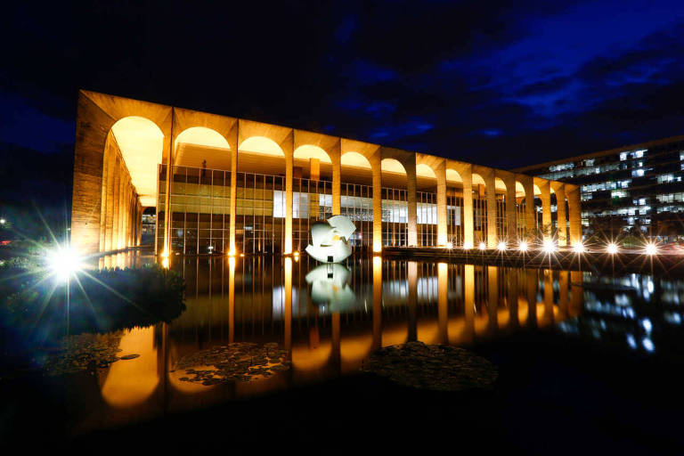 Palácio do Itamaraty, sede da Chancelaria brasileira, em Brasília, de frente e iluminado à noite