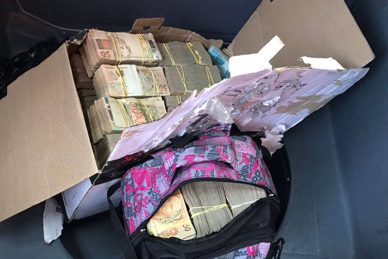 O dinheiro estava escondido em uma caixa e uma mochila dentro de um carro em SP