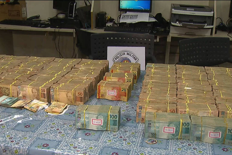 Dinheiro apreendido pela polícia dentro de um carro na zona oeste de São Paulo