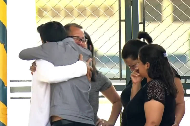 Atercino Lima, 51, abraça filho após ser solto de penitenciária em Guarulhos