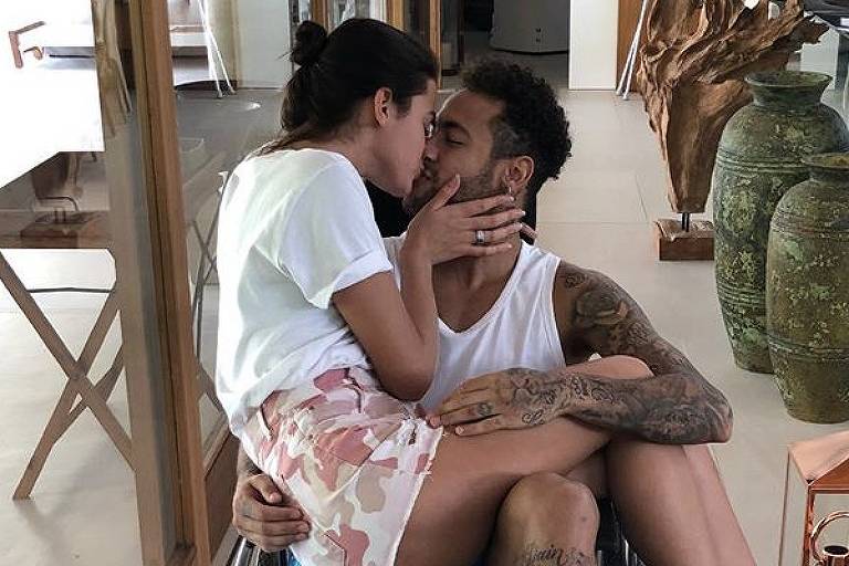 Neymar posta foto de cadeira de rodas com Bruna Marquezine no colo