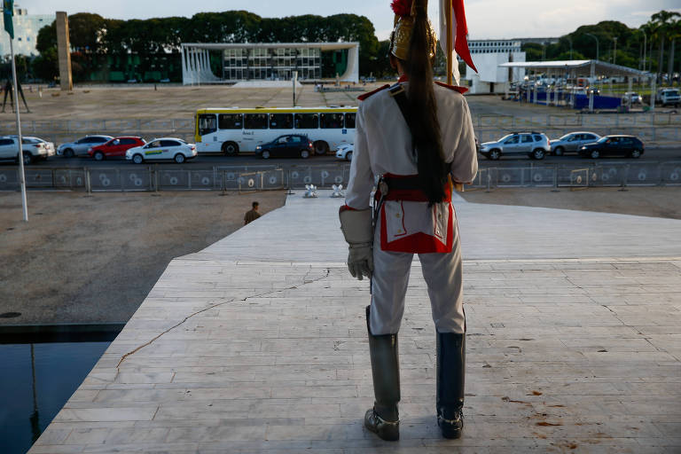 Dragão da Independência posicionado sobre rampa exterior do Palácio do Planalto, em que aparece uma rachadura no piso