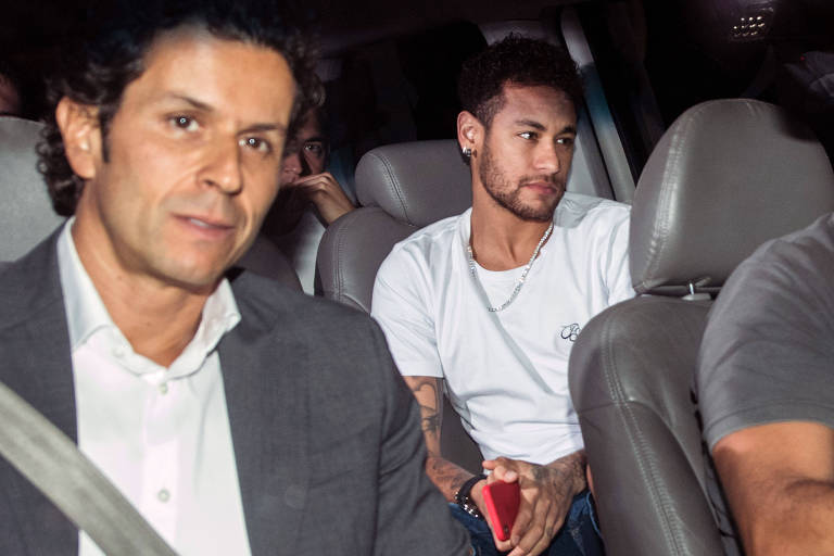 Neymar chega de carro ao hospital Mater Dei, em Belo Horizonte, acompanhado do médico Rodrigo Lasmar