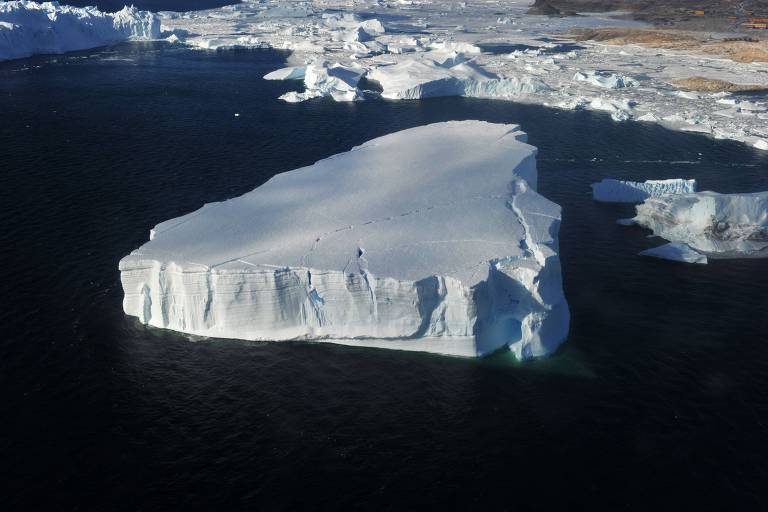 Foto aérea mostra iceberg na Antártida. Estudo na "Nature" mostrou que o rápido aumento do nível dos oceanos há 14.500 anos foi causado pelo derretimento de geleiras que liberou milhares de icebergs no mar