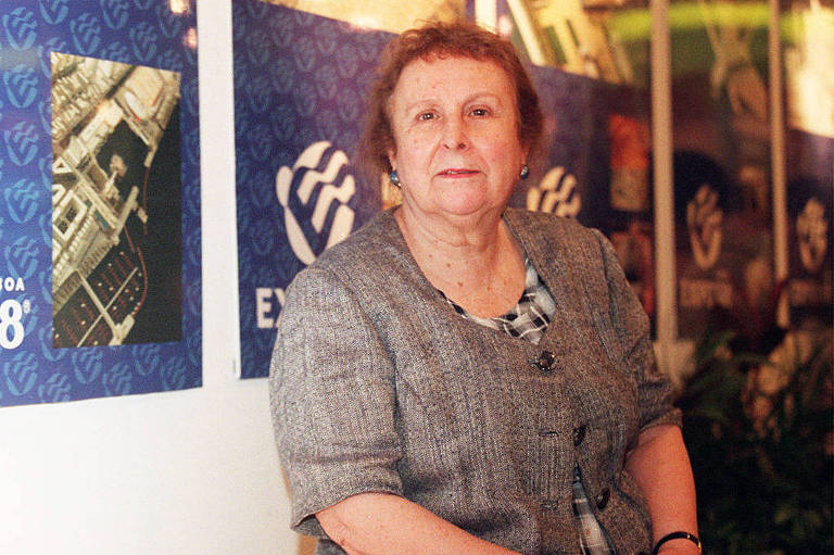 A escritora portuguesa Agustina Bessa-Luís no estande de Portugal na Bienal do Livro de São Paulo, em 1998