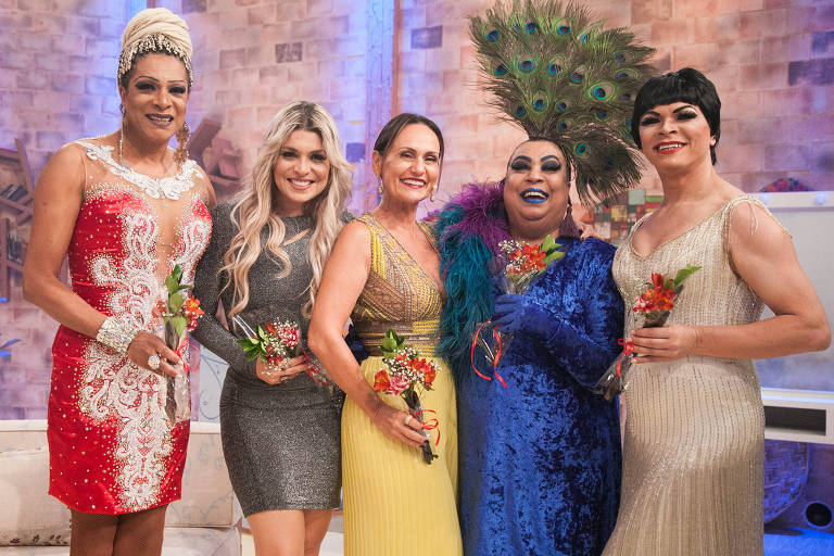 Faa Morena entre as cantoras Adrhyana Rhibeiro e Maria Alcina e as drag queens Silvetty Montilla e Salete Campari no 'Ritmo Brasil' (RedeTV!)