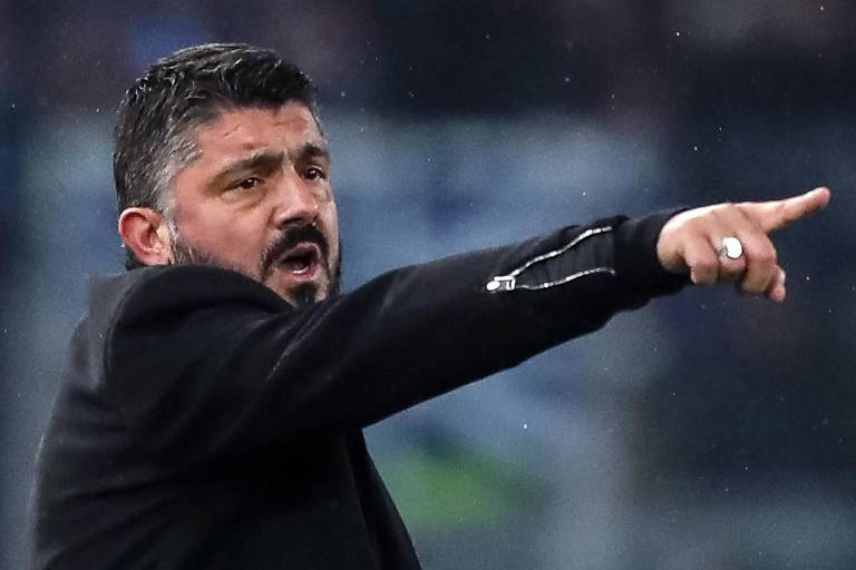 O técnico do time do Mila, Gattuso, aponta o dedo para o campo de jogo para orientar seus jogadores na partida contra a Lazio