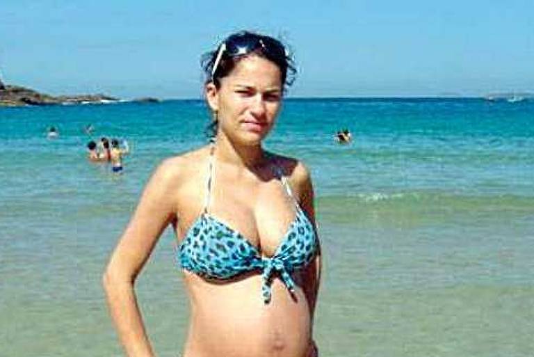 Eliza Samudio, grávida, posa de biquíni na praia