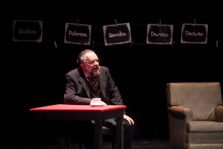 O ator Márcio de Luca durante o monólogo 'Crime e Castigo - Uma Vida Para Ródion Raskólnikov'