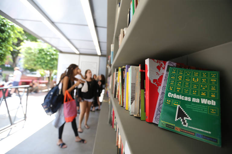Estantes da biblioteca Livro Livre, em calçada na Vila Mariana