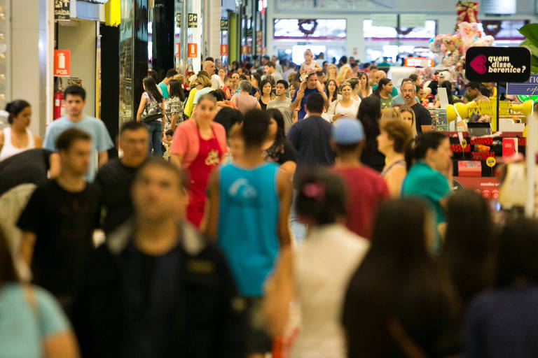 Multidão de consumidores circula por corredor de shopping em São Paulo (SP)
