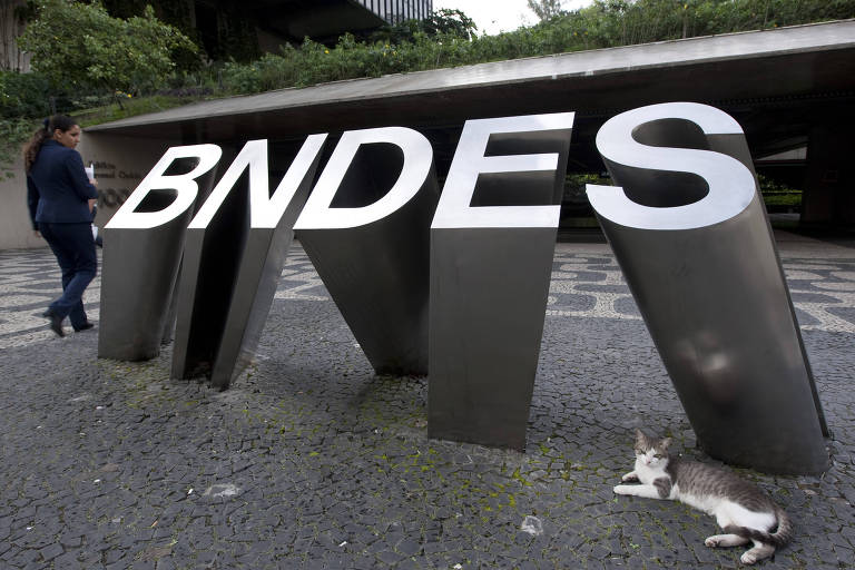 Letreiro do BNDES na frente do prédio da sede, no Rio de Janeiro (RJ)