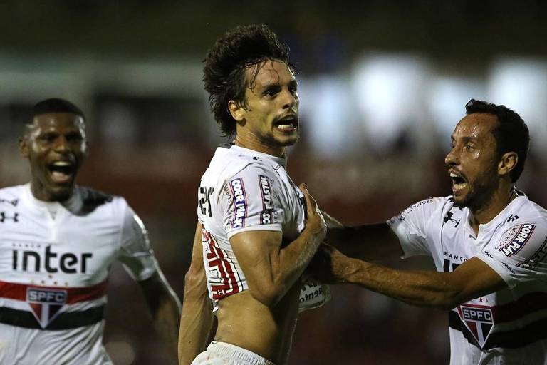 O zagueiro Rodrigo Caio, do São Paulo, comemora o gol que deu a vitória ao seu time contra o Linense