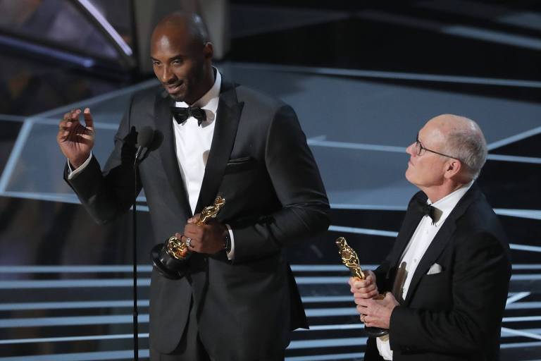 Kobe Bryant e Glen Keane recebem o Oscar de melhor curta em animação por "Dear Basketball", em 2018