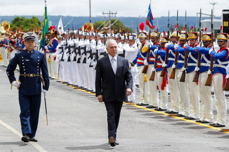 Presidente da República Michel Temer passa tropa em revista ao chegar para reunião do Conselho Militar de Defesa