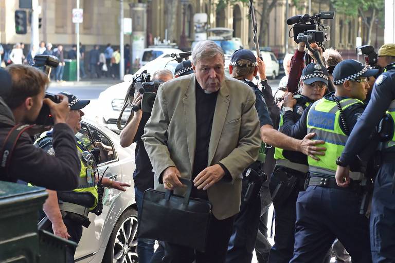 George Pell chega ao tribunal em Melbourne para ouvir as testemunhas que o acusam de abuso sexual
