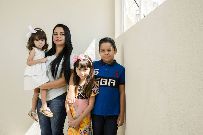 Sally, 29, estuda com o filho Thomaz, 9; a filha, Camilly, 6, já começa a gostar de matemática
