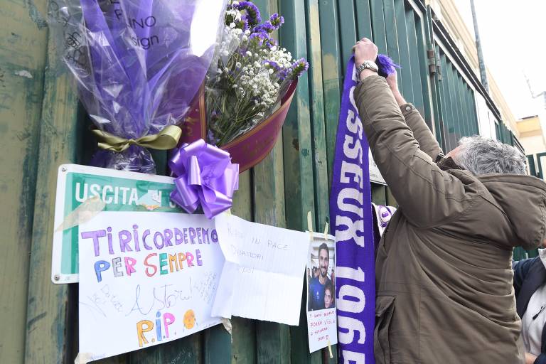 Torcedores prestam homenagem a Davide Astori na entrada do estádio da Fiorentina