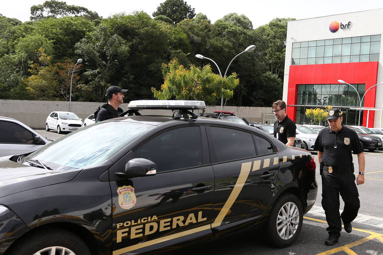 Agentes de Polícia Federal em frente a prédio da BRF em Curitiba (PR)