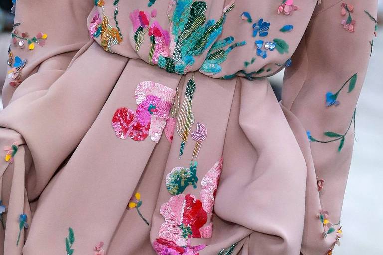 Detalhe de look da Valentino, grife que tem as flores como centro