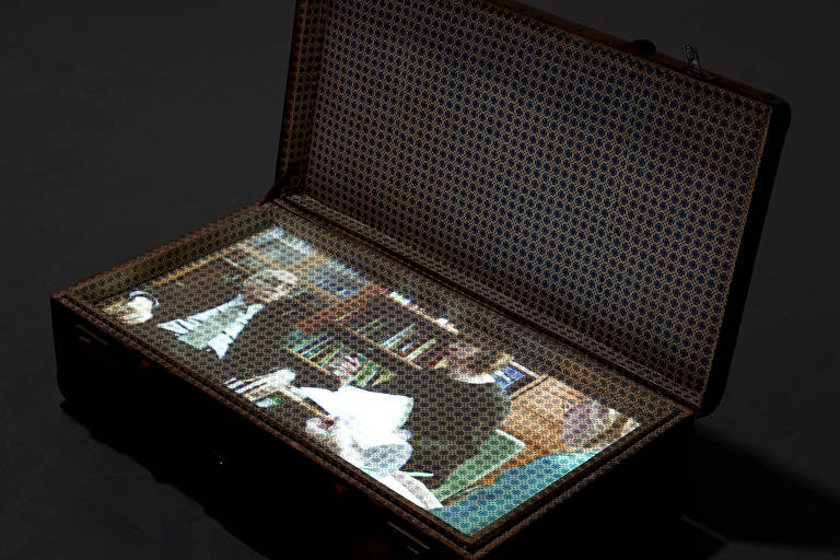 Peça da exposição que homenageia José Saramago no Farol Santander, composta de uma maleta aberta com uma fotografia do escritor impressa em seu interior