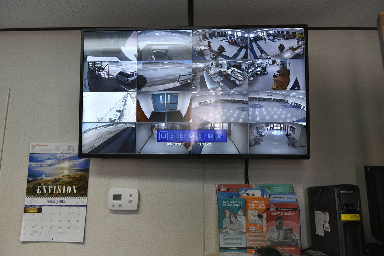 Imagens de câmeras de segurança em sala de controle de escola fundamental em Healdton, no estado de Oklahoma