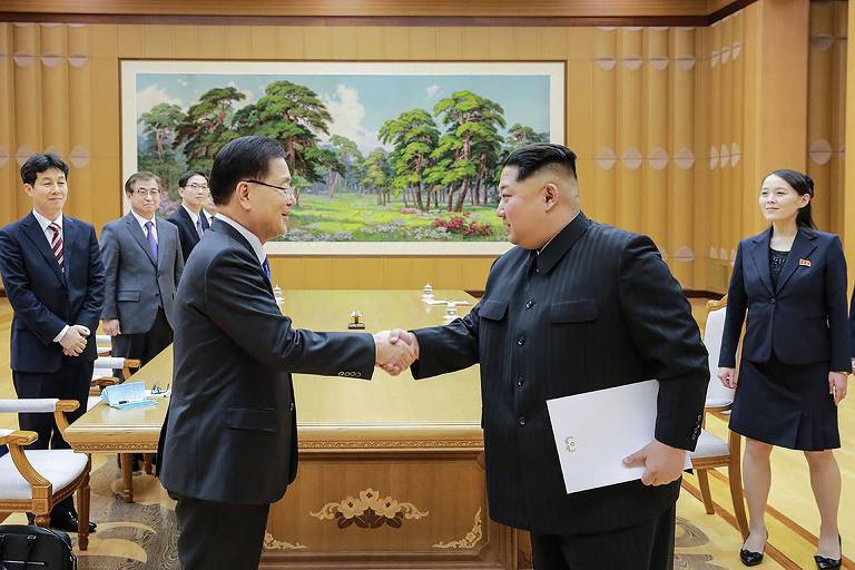 O chefe da delegação sulc-oreana, Chung Eui-yong (esq.), cumprimenta o ditador norte-coreano Kim Jong-un em Pyongyang 