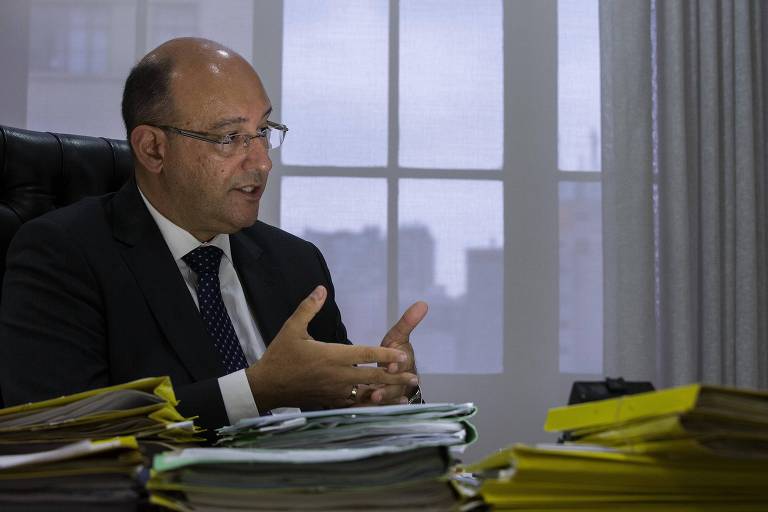 O procurador-geral de Justiça de São Paulo, Gianpaolo Smanio, em seu gabinete