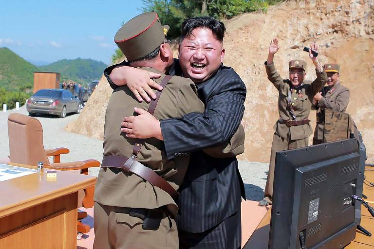 O ditador norte-coreano, Kim Jong-un, abraça militar após o teste do míssil intercontinental Hwasong-14, em julho de 2017