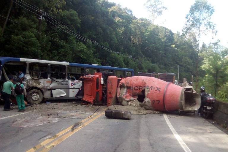 Imagem mostra caminhão tombado na estrada e ônibus danificado na lateral