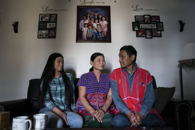 Gay Ku Paw, 20 (esq.), na casa comprada por seus pais, Lah Eh, 50, e Ter Htoo, 53, em Dumas, Texas