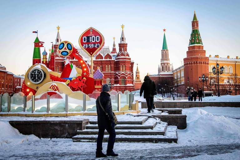 Relógio em frente ao Kremlin e à Praça Vermelho, em Moscou, marca a contagem de 100 dias para o início da Copa