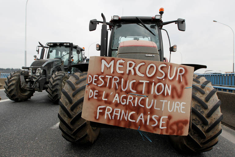 Agricultores franceses dirigem seus tratores em direção ao protesto em Lyon, na França