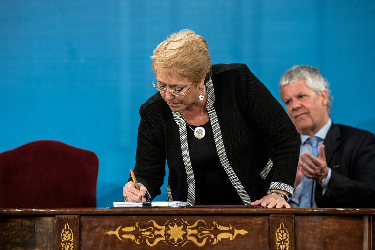 A presidente do Chile, Michelle Bachelet, assina proposta de convocação de uma Constituinte, na terça (6)
