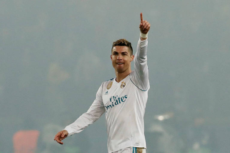 Cristiano Ronaldo comemora o primeiro gol do Real Madrid na vitória por 2 a 1 contra o PSG, no estádio Parque dos Príncipes