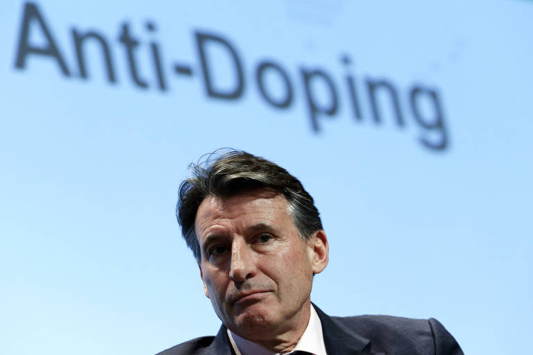 Sebastian Coe, presidente da Iaaf (Associação Internacional das Federações de Atletismo), em frente a um painel escrito antidoping