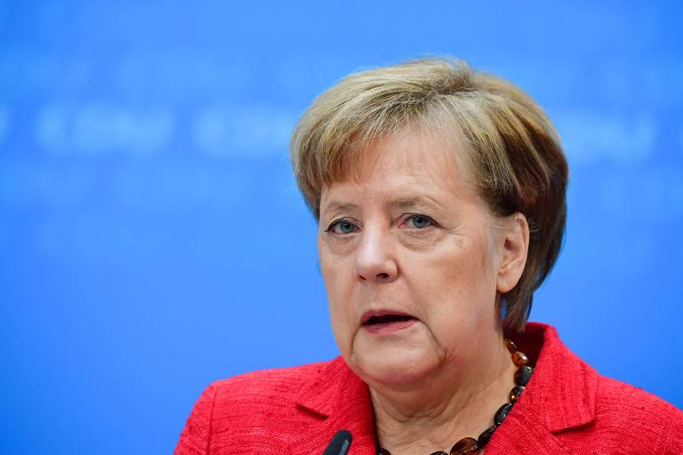 A chanceler alemã, Angela Merkel, faz comunicado à imprensa na sede de seu partido em Berlim