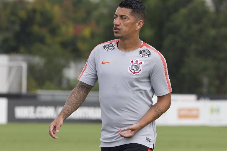 O jogador do Corinthians Ralf em camisa de treinamento, no centro de treinamento Joaquim Grava