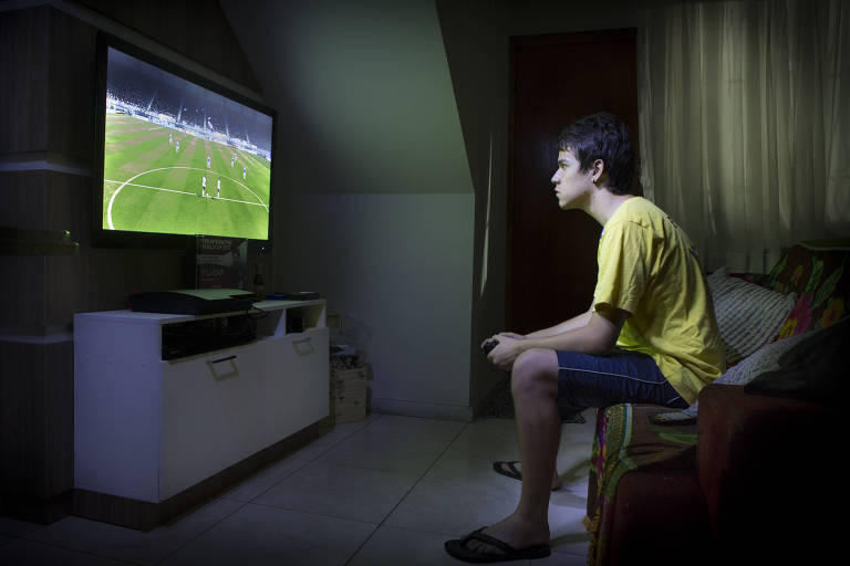 Estudante joga videogame em Belo Horizonte